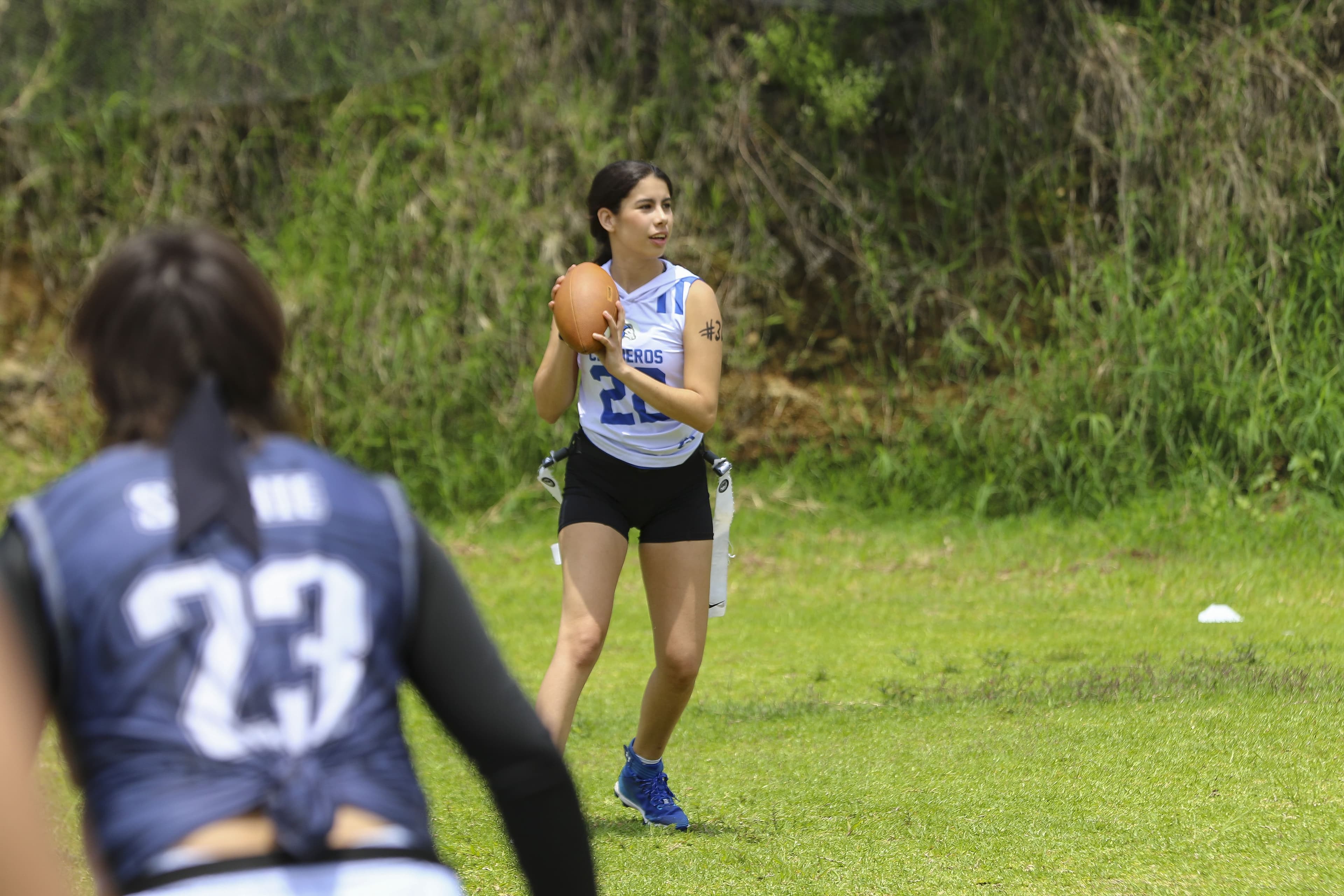 Jugadores de flag football de Carneros en acción